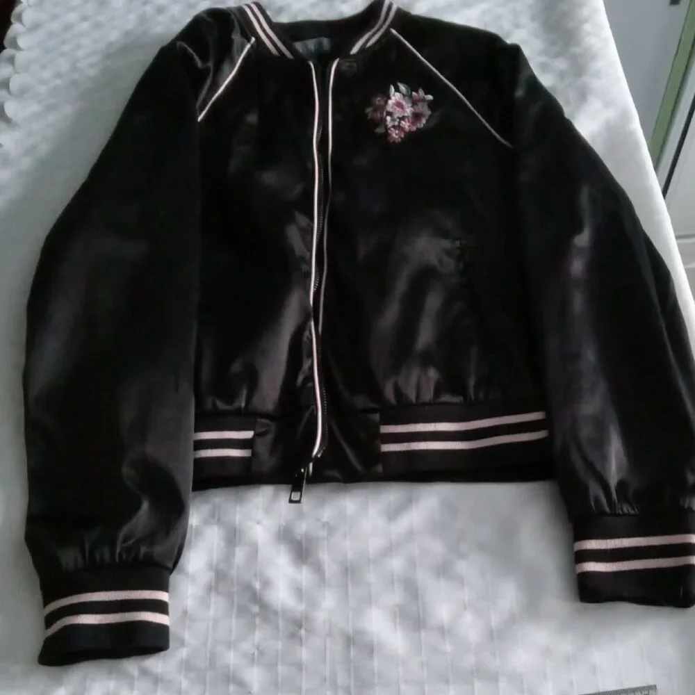 Suzy Shier Black and Pink Bomber Jacket with Embroidered Patch Confort and style - Picture 2 of 11